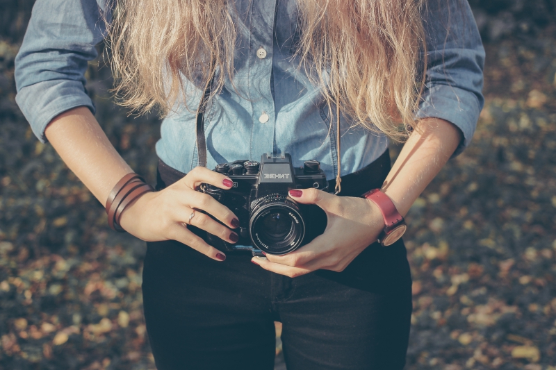 photographe-TRAMOLE-min_hand-person-girl-woman-camera-photography-614-pxhere.com